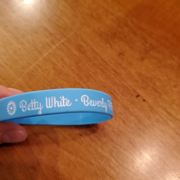 FREE - Julien's auctions 2022 Betty White Beverly Hills bracelet / wristband - Picture 4 of 7